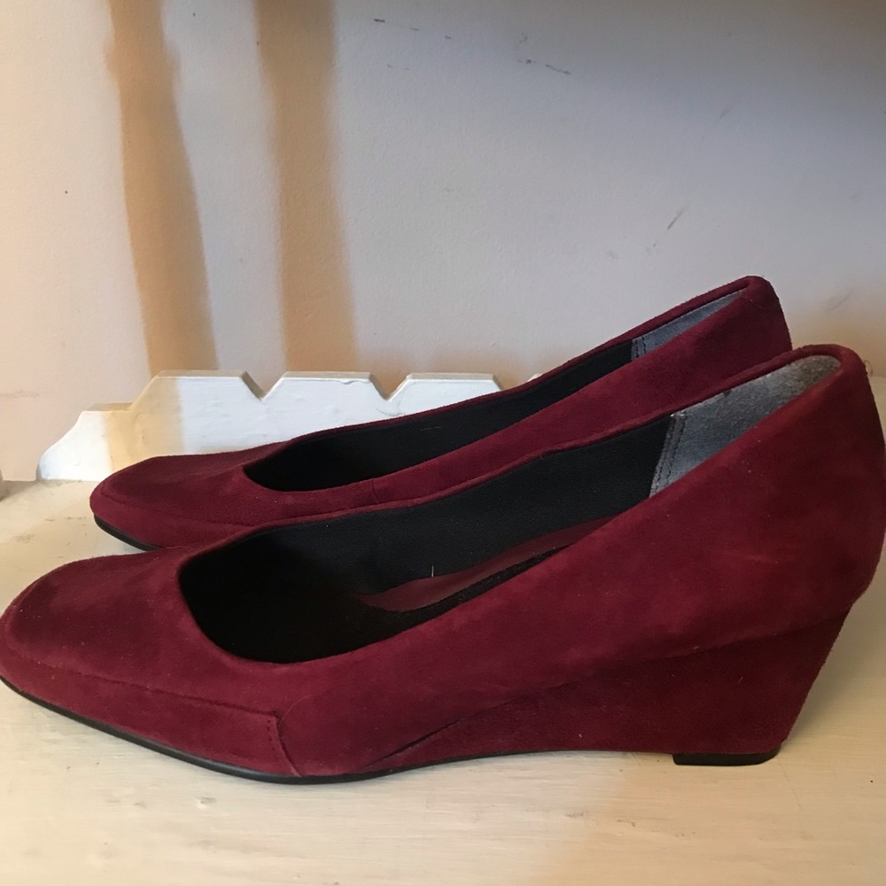 Aerosols wedge shoes.